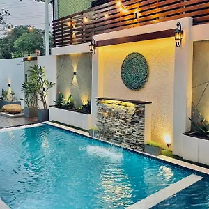 8 Luxury Отель Негомбо
